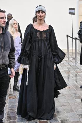 PFW Ann Demeulemeester Outside Arrivals Taylor Hill arriving at Ann Demeulemeester show during Paris Fashion Week in Paris, France on October 4, 2025. Photo by Julien Reynaud APS-Medias ABACAPRESS.COM Paris France  Copyright: xReynaudxJulien APS-Medias ABACAx