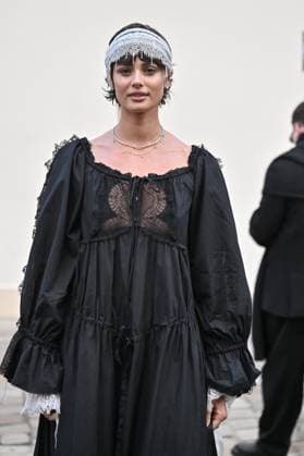 PFW Ann Demeulemeester Outside Arrivals Taylor Hill arriving at Ann Demeulemeester show during Paris Fashion Week in Paris, France on October 4, 2025. Photo by Julien Reynaud APS-Medias ABACAPRESS.COM Paris France  Copyright: xReynaudxJulien APS-Medias ABACAx