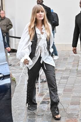 PFW Ann Demeulemeester Outside Arrivals Victoria de Angelis arriving at Ann Demeulemeester show during Paris Fashion Week in Paris, France on October 4, 2025. Photo by Julien Reynaud APS-Medias ABACAPRESS.COM Paris France  Copyright: xReynaudxJulien APS-Medias ABACAx