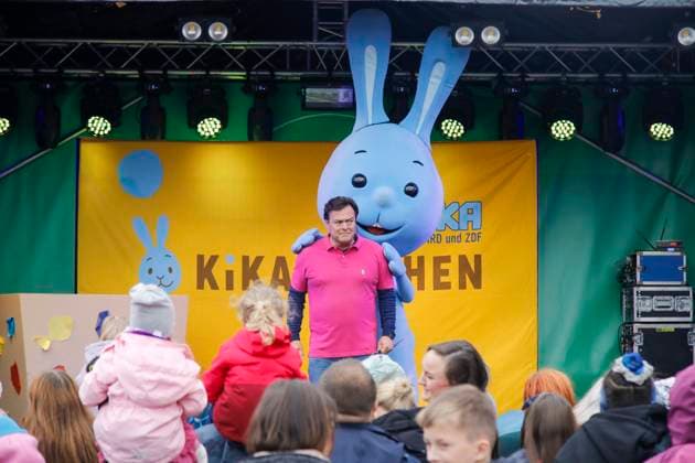 30 Jahre Thüringenpark in Erfurt Erfurt, 04.10.2025 Christian und das Kikaninchen beim einem Auftritt im Thüringenpark in Erfurt Thüringen *** 30 years of Thüringenpark in Erfurt Erfurt, 04 10 2025 Christian and the Kikaninchen performing in Thüringenpark in Erfurt Thuringia Copyright: xMatthiasxGränzdörferx