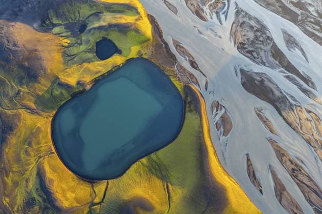 Creative Highlights World Türkisener Kratersee und Gletscherfluss, Isländisches Hochland, Island Turquoise crater lake and glacial river, Icelandic Highlands, Iceland Copyright: imageBROKER RobertxHaasmann ibxroh15197154.jpg