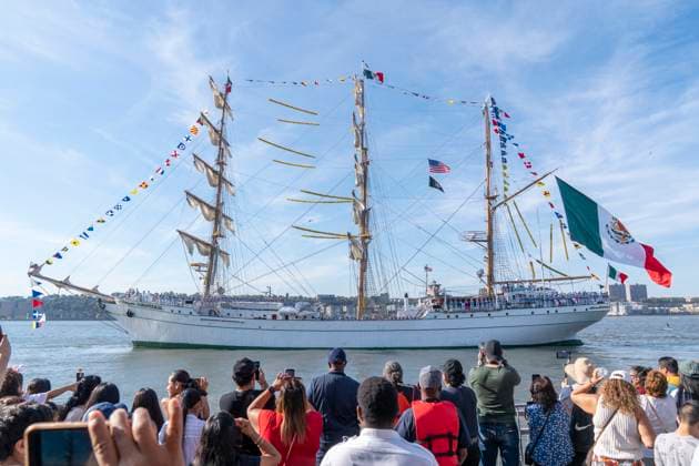 People bid farewell to the Mexican Navy training ship Cuauhtemoc in New York City, USA 04 October 2025. The training ship Cuauhtemoc, which suffered a crash on May 13 when its three masts collided with the Brooklyn Bridge, is setting sail from Hudson River Park on its way back to Mexico. The training ship Cuauhtemoc returns to Mexico after an accident in Brooklyn !ACHTUNG: NUR REDAKTIONELLE NUTZUNG!  Copyright: xAngelxColmenaresx AME5094 20251004-55018129726_1