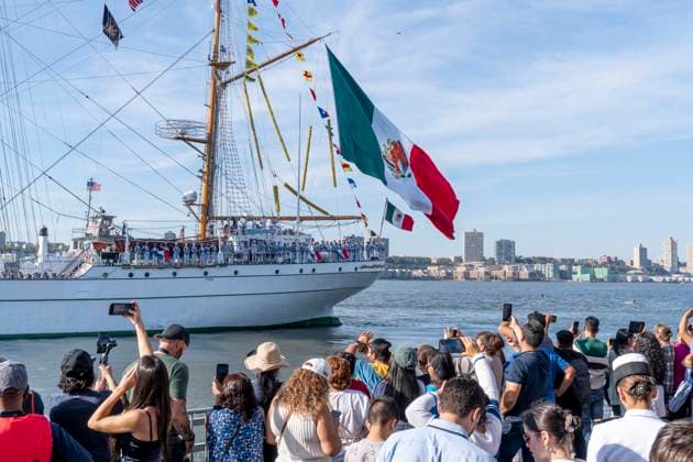 People bid farewell to the Mexican Navy training ship Cuauhtemoc in New York City, USA 04 October 2025. The training ship Cuauhtemoc, which suffered a crash on May 13 when its three masts collided with the Brooklyn Bridge, is setting sail from Hudson River Park on its way back to Mexico. The training ship Cuauhtemoc returns to Mexico after an accident in Brooklyn !ACHTUNG: NUR REDAKTIONELLE NUTZUNG!  Copyright: xAngelxColmenaresx AME5083 20251004-55018129727_1