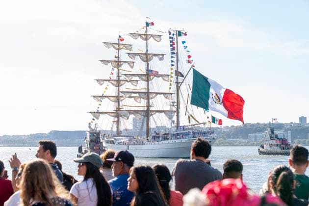 People bid farewell to the Mexican Navy training ship Cuauhtemoc in New York City, USA 04 October 2025. The training ship Cuauhtemoc, which suffered a crash on May 13 when its three masts collided with the Brooklyn Bridge, is setting sail from Hudson River Park on its way back to Mexico. The training ship Cuauhtemoc returns to Mexico after an accident in Brooklyn !ACHTUNG: NUR REDAKTIONELLE NUTZUNG!  Copyright: xAngelxColmenaresx AME5082 20251004-55018129728_1