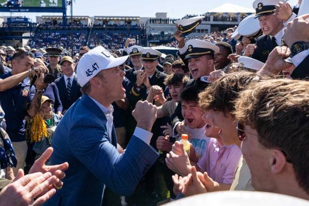 October 4, 2025, Annapolis, Maryland, USA: Secretary of War PETE HEGSETH yells into a crowd of Midshipmen to hype them up as they cheer back at the Navy vs. Air Force football game. Annapolis USA - ZUMAs365 20251004_znp_s365_007 Copyright: xJoeyxSussmanx