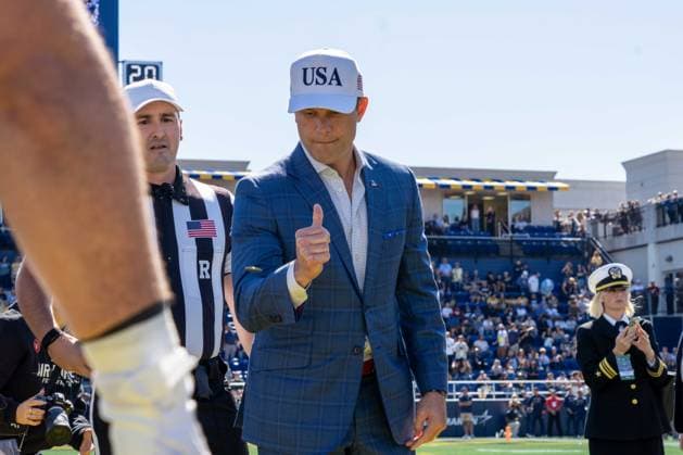 October 4, 2025, Annapolis, Maryland, USA: Secretary of War PETE HEGSETH performs the coin toss at the Navy vs. Air Force football game. Annapolis USA - ZUMAs365 20251004_znp_s365_006 Copyright: xJoeyxSussmanx