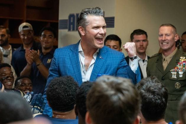 October 4, 2025, Annapolis, Maryland, USA: Secretary of War PETE HEGSETH raises his fist as he cheers on the Naval Academy football team in their locker room after Navy beat Air Force. Annapolis USA - ZUMAs365 20251004_znp_s365_015 Copyright: xJoeyxSussmanx