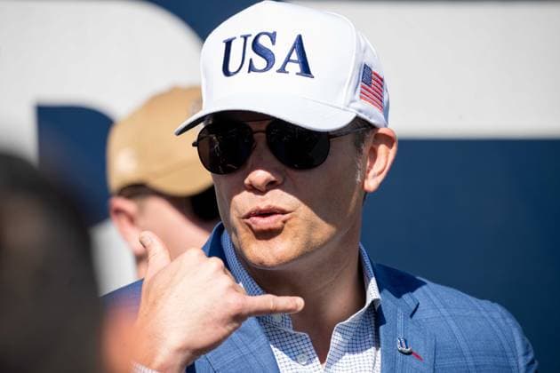 October 4, 2025, Annapolis, Maryland, USA: Secretary of War PETE HEGSETH goes to hold his hand up to his face like a phone while speaking to someone at the Navy vs. Air Force football game. Annapolis USA - ZUMAs365 20251004_znp_s365_021 Copyright: xJoeyxSussmanx