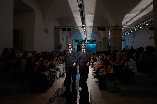 LISBOA FASHION WEEK A model walks the runway during 2B fashion show at Lisboa Fashion Week, ModaLisboa Base, in Lisbon, Portugal. 03.10.2025 Lisboa Patio da Gale Lisboa Portugal Copyright: xBrunoxdexCarvalhox