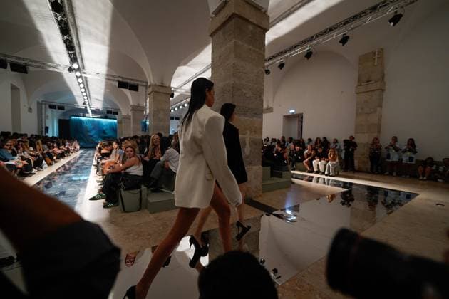 LISBOA FASHION WEEK A model walks the runway during 2B fashion show at Lisboa Fashion Week, ModaLisboa Base, in Lisbon, Portugal. 03.10.2025 Lisboa Patio da Gale Lisboa Portugal Copyright: xBrunoxdexCarvalhox