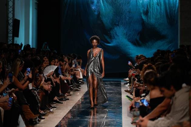 LISBOA FASHION WEEK A model walks the runway during 2B fashion show at Lisboa Fashion Week, ModaLisboa Base, in Lisbon, Portugal. 03.10.2025 Lisboa Patio da Gale Lisboa Portugal Copyright: xBrunoxdexCarvalhox