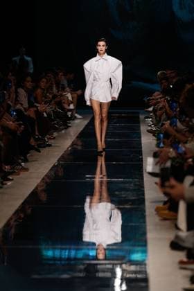 LISBOA FASHION WEEK A model walks the runway during 2B fashion show at Lisboa Fashion Week, ModaLisboa Base, in Lisbon, Portugal. 03.10.2025 Lisboa Patio da Gale Lisboa Portugal Copyright: xBrunoxdexCarvalhox