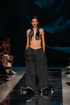 LISBOA FASHION WEEK A model walks the runway during 2B fashion show at Lisboa Fashion Week, ModaLisboa Base, in Lisbon, Portugal. 03.10.2025 Lisboa Patio da Gale Lisboa Portugal Copyright: xBrunoxdexCarvalhox
