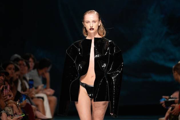 LISBOA FASHION WEEK A model walks the runway during 2B fashion show at Lisboa Fashion Week, ModaLisboa Base, in Lisbon, Portugal. 03.10.2025 Lisboa Patio da Gale Lisboa Portugal Copyright: xBrunoxdexCarvalhox