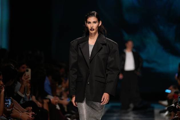LISBOA FASHION WEEK A model walks the runway during 2B fashion show at Lisboa Fashion Week, ModaLisboa Base, in Lisbon, Portugal. 03.10.2025 Lisboa Patio da Gale Lisboa Portugal Copyright: xBrunoxdexCarvalhox