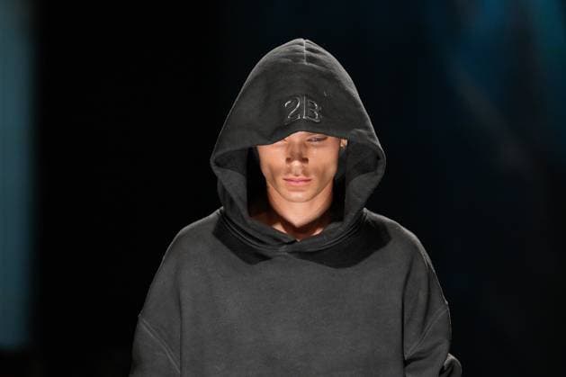 LISBOA FASHION WEEK A model walks the runway during 2B fashion show at Lisboa Fashion Week, ModaLisboa Base, in Lisbon, Portugal. 03.10.2025 Lisboa Patio da Gale Lisboa Portugal Copyright: xBrunoxdexCarvalhox