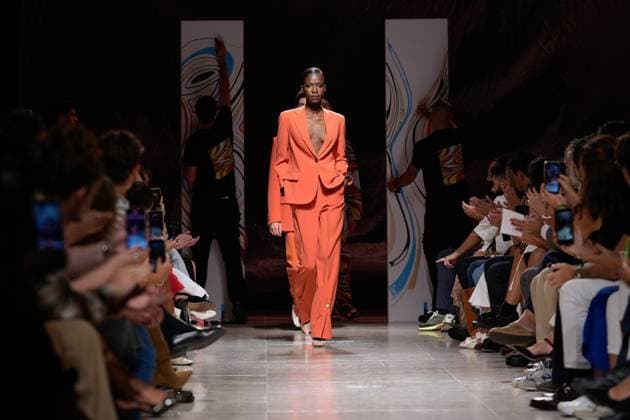 LISBOA FASHION WEEK A model walks the runway during Carlos Gil fashion show at Lisboa Fashion Week, ModaLisboa Base, in Lisbon, Portugal. 04.10.2025 Lisboa Patio da Gale Lisboa Portugal Copyright: xBrunoxdexCarvalhox