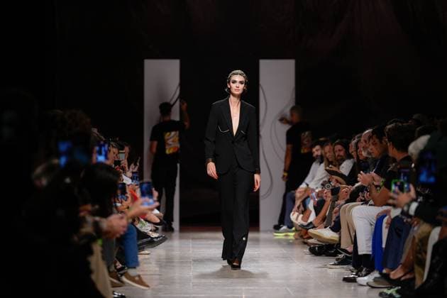 LISBOA FASHION WEEK A model walks the runway during Carlos Gil fashion show at Lisboa Fashion Week, ModaLisboa Base, in Lisbon, Portugal. 04.10.2025 Lisboa Patio da Gale Lisboa Portugal Copyright: xBrunoxdexCarvalhox