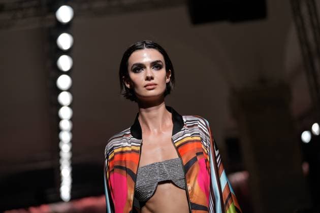 LISBOA FASHION WEEK A model walks the runway during Carlos Gil fashion show at Lisboa Fashion Week, ModaLisboa Base, in Lisbon, Portugal. 04.10.2025 Lisboa Patio da Gale Lisboa Portugal Copyright: xBrunoxdexCarvalhox