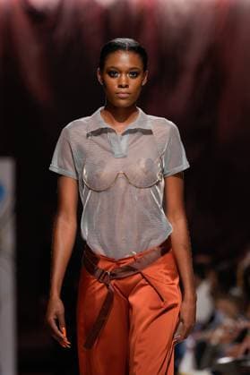 LISBOA FASHION WEEK A model walks the runway during Carlos Gil fashion show at Lisboa Fashion Week, ModaLisboa Base, in Lisbon, Portugal. 04.10.2025 Lisboa Patio da Gale Lisboa Portugal Copyright: xBrunoxdexCarvalhox