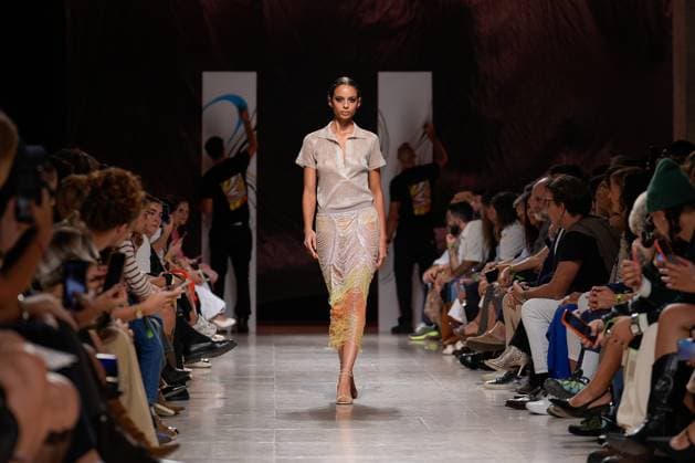 LISBOA FASHION WEEK A model walks the runway during Carlos Gil fashion show at Lisboa Fashion Week, ModaLisboa Base, in Lisbon, Portugal. 04.10.2025 Lisboa Patio da Gale Lisboa Portugal Copyright: xBrunoxdexCarvalhox