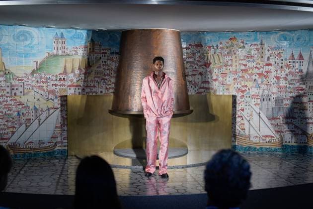 Lisbon Fashion Week in Lisboa, Portugal - 04 Oct 2025 A model walks the runway during Behen fashion show at ModaLisboa Base, Lisbon Fashion Week in Lisboa. Lisbon Patio da Gale Lisbon Portugal Copyright: xBrunoxdexCarvalhox xSOPAxImagesx