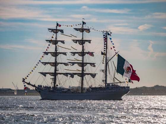 October 4, 2025, New York, New York, USA: The Mexican tall ship ARM Cuauhtemoc makes its way down the Hudson River .after undergoing repairs at a NYC shipyard and spending time at Pier 86. The training ship collided with the Brooklyn Bridge.and sadly two cadets on board were killed in May 2025. The ship and its crew are on their way back to Mexico. New York USA - ZUMAh156 20251004_znp_h156_002 Copyright: xMiloxHessx