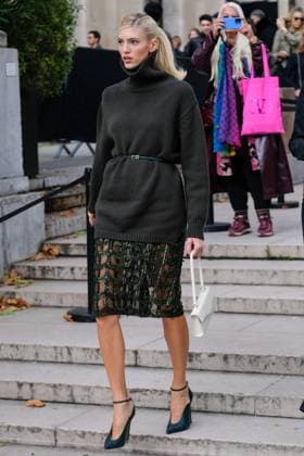 PFW - Elie Saab Outside Arrivals Devon Windsor attends the Elie Saab Womenswear Spring Summer 2026 show as part of Paris Fashion Week on October 4, 2025 in Paris, France. Photo by Robin Psaila ABACAPRESS.COM Paris France  Copyright: xPsailaxRobin ABACAx