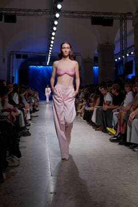 October 4, 2025, Lisbon, Portugal: A model walks the runway during Goncalo Peixoto fashion show at ModaLisboa Base, Lisbon Fashion Week in Lisboa. Lisbon Portugal - ZUMAs197 20251004_aaa_s197_528 Copyright: xBrunoxdexCarvalhox