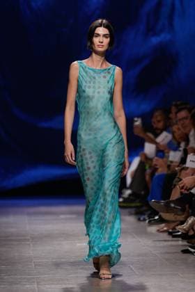 October 4, 2025, Lisbon, Portugal: A model walks the runway during Goncalo Peixoto fashion show at ModaLisboa Base, Lisbon Fashion Week in Lisboa. Lisbon Portugal - ZUMAs197 20251004_aaa_s197_530 Copyright: xBrunoxdexCarvalhox