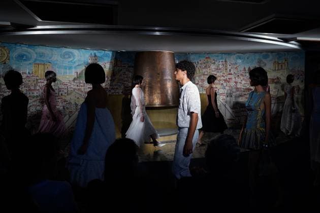 Lisbon Fashion Week in Lisboa, Portugal - 04 Oct 2025 A model walks the runway during Behen fashion show at ModaLisboa Base, Lisbon Fashion Week in Lisboa. Lisbon Portugal Copyright: xBrunoxdexCarvalhox xSOPAxImagesx brunodecarvalho_modalisboabase-1781