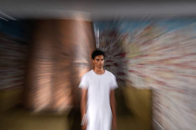Lisbon Fashion Week in Lisboa, Portugal - 04 Oct 2025 A model walks the runway during Behen fashion show at ModaLisboa Base, Lisbon Fashion Week in Lisboa. Lisbon Portugal Copyright: xBrunoxdexCarvalhox xSOPAxImagesx brunodecarvalho_modalisboabase-2152