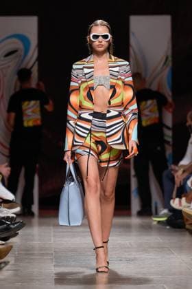 October 4, 2025, Lisbon, Portugal: A model walks the runway during Carlos Gil fashion show at ModaLisboa Base, Lisbon Fashion Week in Lisboa. Lisbon Portugal - ZUMAs197 20251004_aaa_s197_588 Copyright: xBrunoxdexCarvalhox