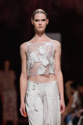 October 4, 2025, Lisbon, Portugal: A model walks the runway during Carlos Gil fashion show at ModaLisboa Base, Lisbon Fashion Week in Lisboa. Lisbon Portugal - ZUMAs197 20251004_aaa_s197_617 Copyright: xBrunoxdexCarvalhox