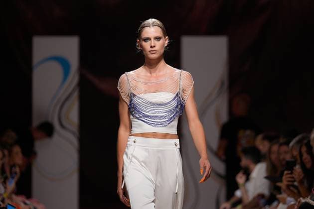 Lisbon Fashion Week in Lisboa, Portugal - 04 Oct 2025 A model walks the runway during Carlos Gil fashion show at ModaLisboa Base, Lisbon Fashion Week in Lisboa. Lisbon Portugal Copyright: xBrunoxdexCarvalhox xSOPAxImagesx brunodecarvalho_modalisboabase-2871