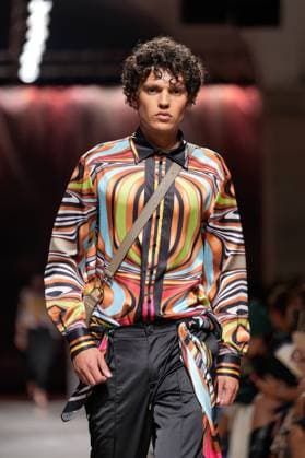Lisbon Fashion Week in Lisboa, Portugal - 04 Oct 2025 A model walks the runway during Carlos Gil fashion show at ModaLisboa Base, Lisbon Fashion Week in Lisboa. Lisbon Portugal Copyright: xBrunoxdexCarvalhox xSOPAxImagesx brunodecarvalho_modalisboabase-2906