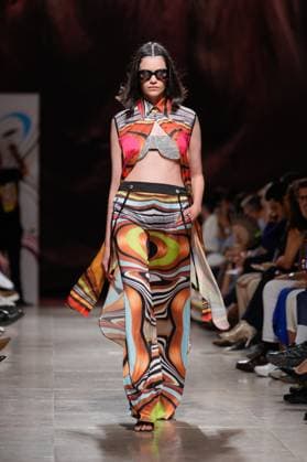 Lisbon Fashion Week in Lisboa, Portugal - 04 Oct 2025 A model walks the runway during Carlos Gil fashion show at ModaLisboa Base, Lisbon Fashion Week in Lisboa. Lisbon Portugal Copyright: xBrunoxdexCarvalhox xSOPAxImagesx brunodecarvalho_modalisboabase-2947