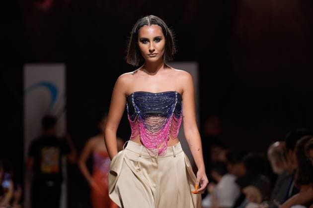 Lisbon Fashion Week in Lisboa, Portugal - 04 Oct 2025 A model walks the runway during Carlos Gil fashion show at ModaLisboa Base, Lisbon Fashion Week in Lisboa. Lisbon Portugal Copyright: xBrunoxdexCarvalhox xSOPAxImagesx brunodecarvalho_modalisboabase-2990
