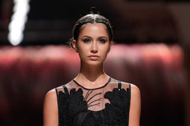 Lisbon Fashion Week in Lisboa, Portugal - 04 Oct 2025 A model walks the runway during Carlos Gil fashion show at ModaLisboa Base, Lisbon Fashion Week in Lisboa. Lisbon Portugal Copyright: xBrunoxdexCarvalhox xSOPAxImagesx brunodecarvalho_modalisboabase-3017
