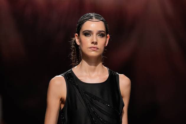Lisbon Fashion Week in Lisboa, Portugal - 04 Oct 2025 A model walks the runway during Carlos Gil fashion show at ModaLisboa Base, Lisbon Fashion Week in Lisboa. Lisbon Portugal Copyright: xBrunoxdexCarvalhox xSOPAxImagesx brunodecarvalho_modalisboabase-3029
