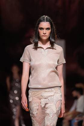 Lisbon Fashion Week in Lisboa, Portugal - 04 Oct 2025 A model walks the runway during Carlos Gil fashion show at ModaLisboa Base, Lisbon Fashion Week in Lisboa. Lisbon Portugal Copyright: xBrunoxdexCarvalhox xSOPAxImagesx brunodecarvalho_modalisboabase-3035