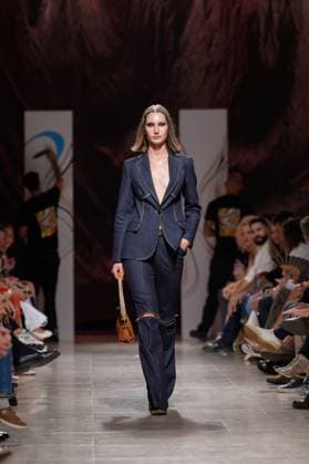 Lisbon Fashion Week in Lisboa, Portugal - 04 Oct 2025 A model walks the runway during Carlos Gil fashion show at ModaLisboa Base, Lisbon Fashion Week in Lisboa. Lisbon Portugal Copyright: xBrunoxdexCarvalhox xSOPAxImagesx brunodecarvalho_modalisboabase-3127