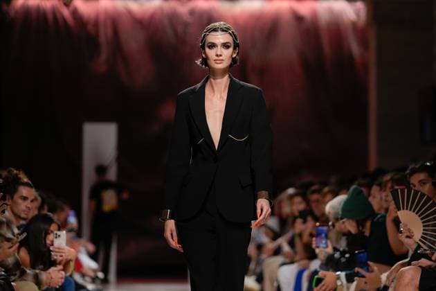 Lisbon Fashion Week in Lisboa, Portugal - 04 Oct 2025 A model walks the runway during Carlos Gil fashion show at ModaLisboa Base, Lisbon Fashion Week in Lisboa. Lisbon Portugal Copyright: xBrunoxdexCarvalhox xSOPAxImagesx brunodecarvalho_modalisboabase-3202