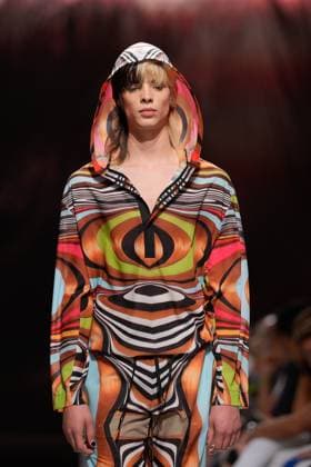 Lisbon Fashion Week in Lisboa, Portugal - 04 Oct 2025 A model walks the runway during Carlos Gil fashion show at ModaLisboa Base, Lisbon Fashion Week in Lisboa. Lisbon Portugal Copyright: xBrunoxdexCarvalhox xSOPAxImagesx brunodecarvalho_modalisboabase-3273