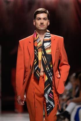 Lisbon Fashion Week in Lisboa, Portugal - 04 Oct 2025 A model walks the runway during Carlos Gil fashion show at ModaLisboa Base, Lisbon Fashion Week in Lisboa. Lisbon Portugal Copyright: xBrunoxdexCarvalhox xSOPAxImagesx brunodecarvalho_modalisboabase-3290