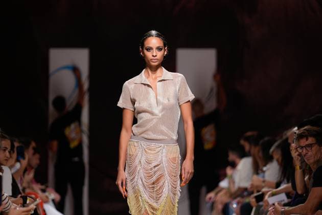 Lisbon Fashion Week in Lisboa, Portugal - 04 Oct 2025 A model walks the runway during Carlos Gil fashion show at ModaLisboa Base, Lisbon Fashion Week in Lisboa. Lisbon Portugal Copyright: xBrunoxdexCarvalhox xSOPAxImagesx brunodecarvalho_modalisboabase-3331