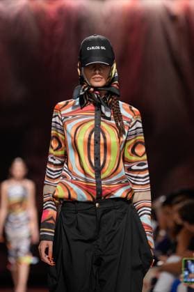 Lisbon Fashion Week in Lisboa, Portugal - 04 Oct 2025 A model walks the runway during Carlos Gil fashion show at ModaLisboa Base, Lisbon Fashion Week in Lisboa. Lisbon Portugal Copyright: xBrunoxdexCarvalhox xSOPAxImagesx brunodecarvalho_modalisboabase-3358