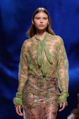 October 4, 2025, Lisbon, Portugal: A model walks the runway during Goncalo Peixoto fashion show at ModaLisboa Base, Lisbon Fashion Week in Lisboa. Lisbon Portugal - ZUMAs197 20251004_aaa_s197_550 Copyright: xBrunoxdexCarvalhox