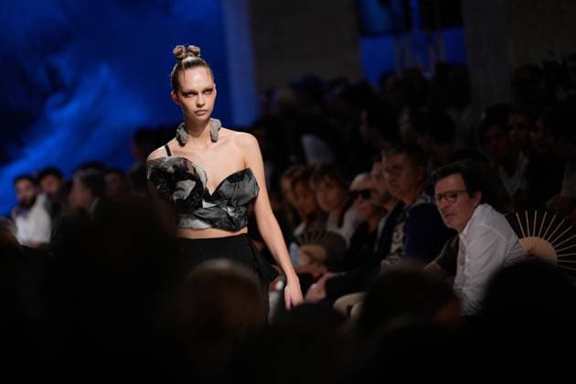 October 4, 2025, Lisbon, Portugal: A model walks the runway during Kolovrat fashion show at ModaLisboa Base, Lisbon Fashion Week in Lisboa. Lisbon Portugal - ZUMAs197 20251004_aaa_s197_553 Copyright: xBrunoxdexCarvalhox