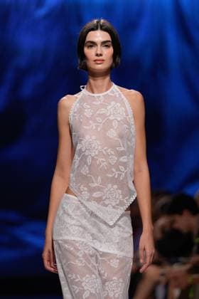 October 4, 2025, Lisbon, Portugal: A model walks the runway during Goncalo Peixoto fashion show at ModaLisboa Base, Lisbon Fashion Week in Lisboa. Lisbon Portugal - ZUMAs197 20251004_aaa_s197_561 Copyright: xBrunoxdexCarvalhox